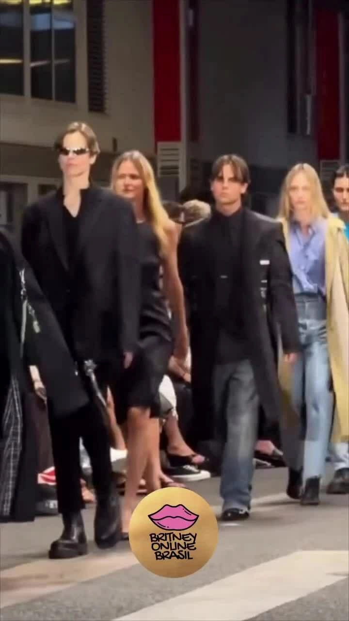Hai con trai của Britney Spears lần đầu đi catwalk