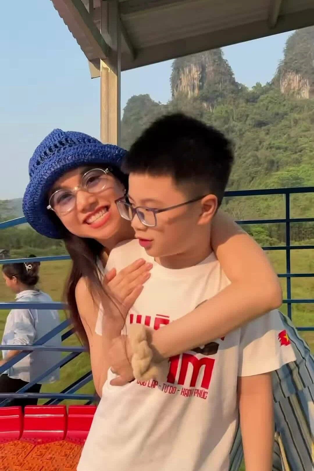 Đinh Ngọc Diệp và hai con chơi trượt phao, đầu tháng 6