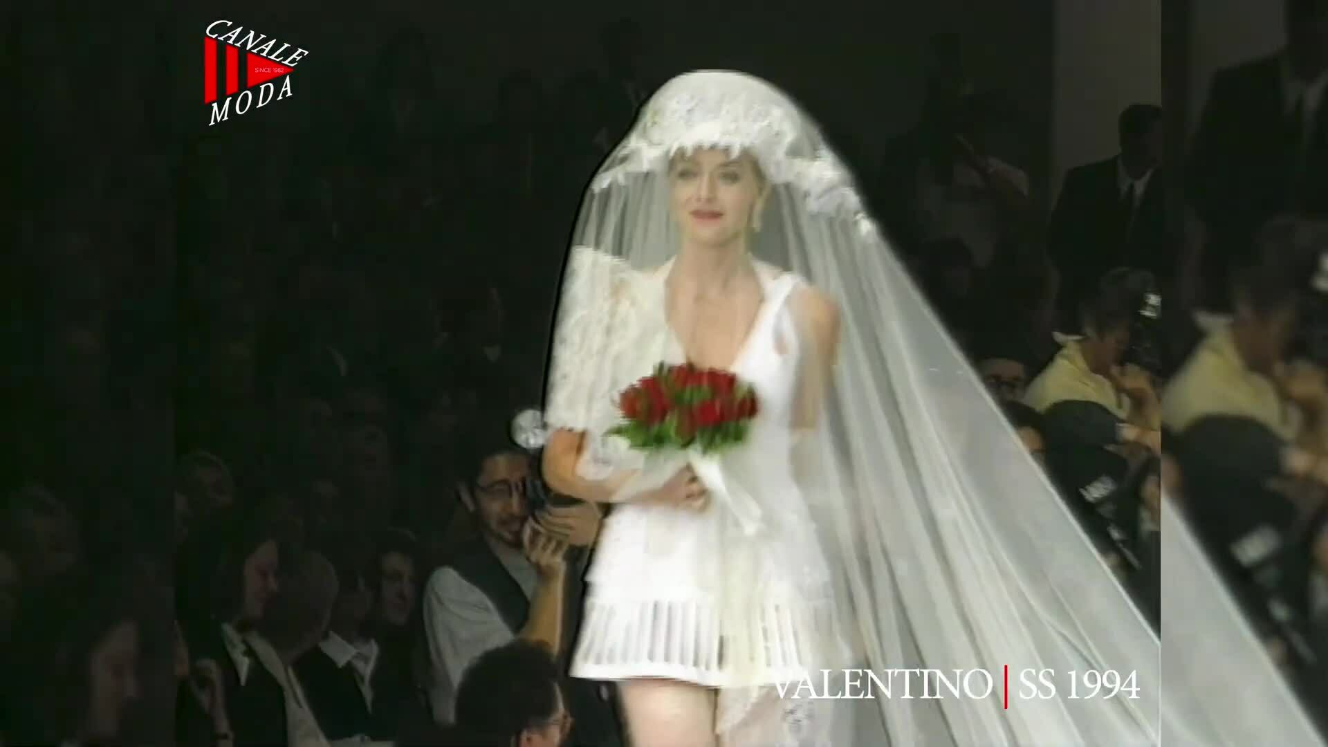 Sharon Stone catwalk ở show Valentino năm 1993