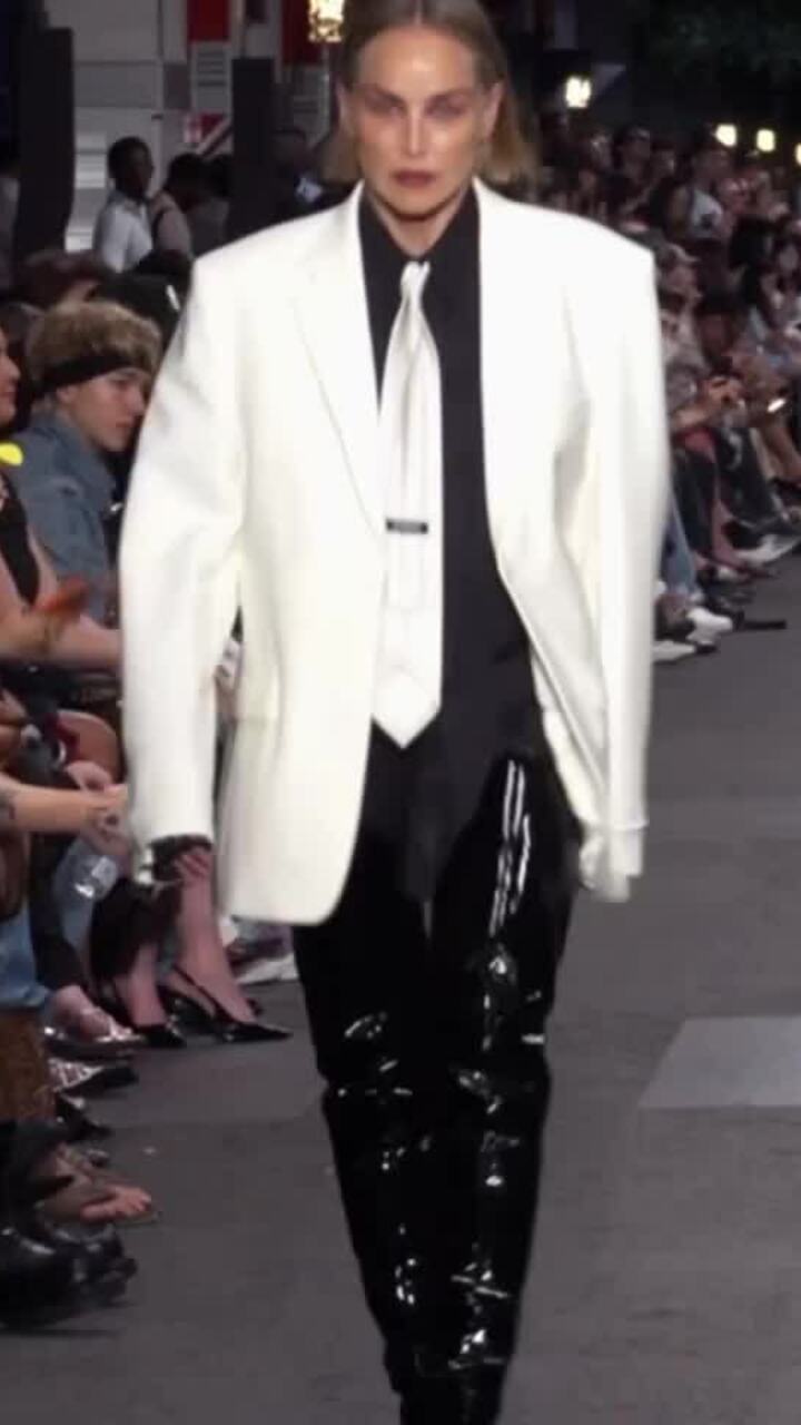 Sharon Stone catwalk ở show Vetements