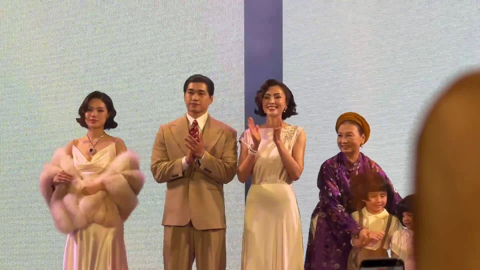 Diễn viên Tăng Thanh Hà, Ma Ran Đô (vai vua Bảo Đại) và dàn diễn viên ra mắt, chiều 2/7.
