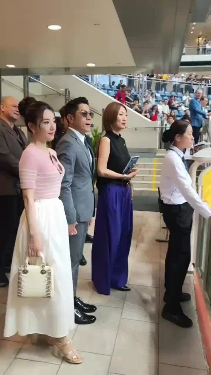 Quách Phú Thành đưa vợ con đi xem đua ngựa