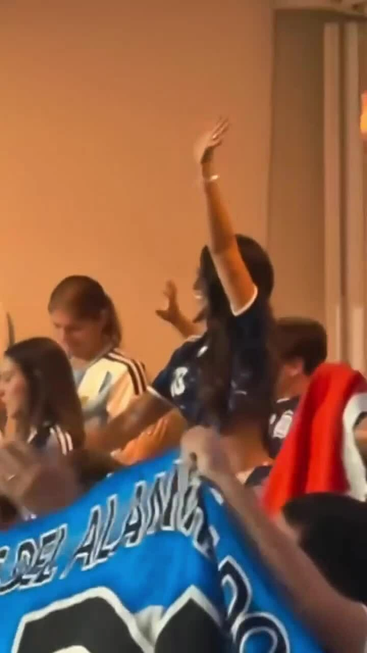 Vợ Messi mừng chồng 'xông pha khải hoàn'