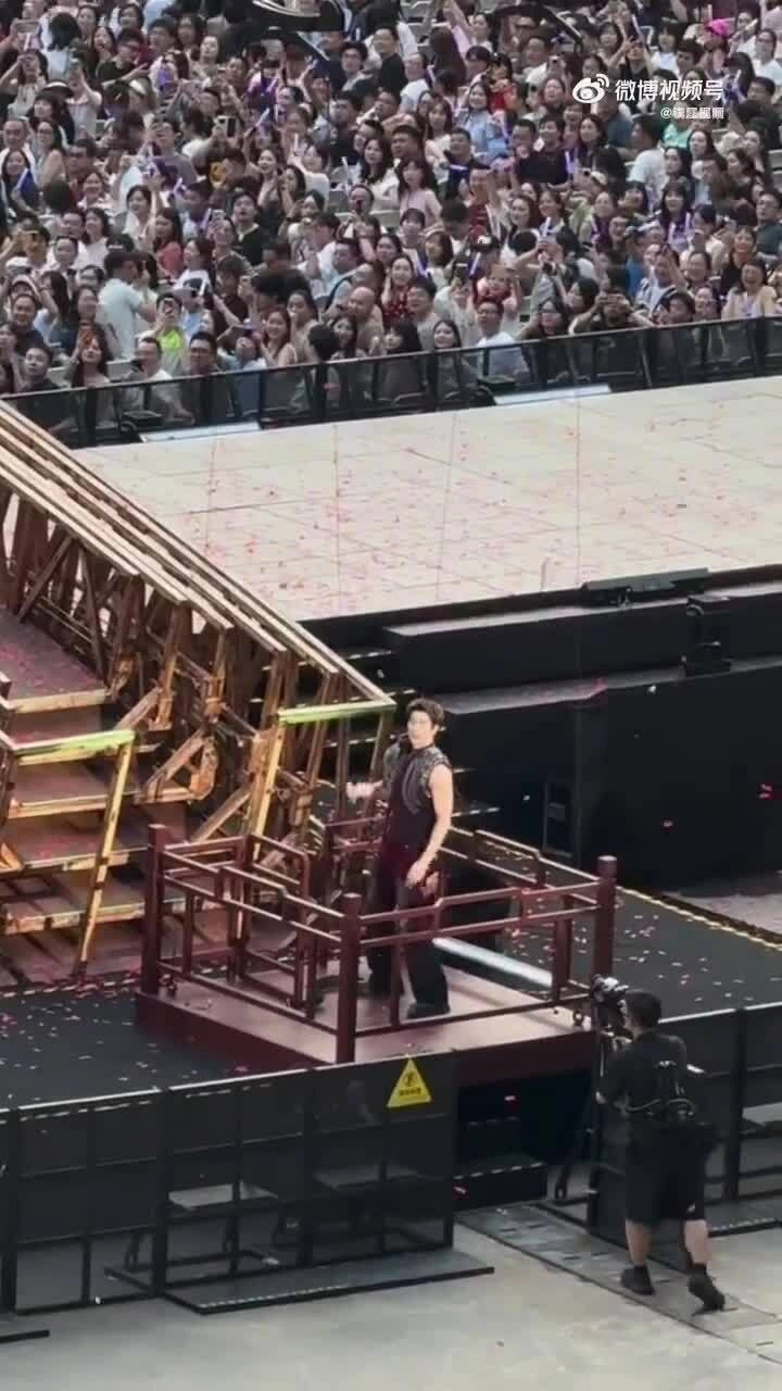 Vương Lực Hoành ngã chảy máu ở liveshow