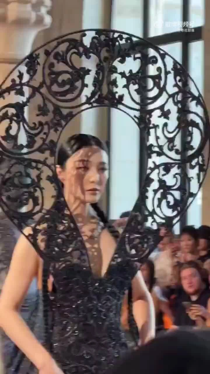 Phạm Băng Băng catwalk ở show Rahul Mishra