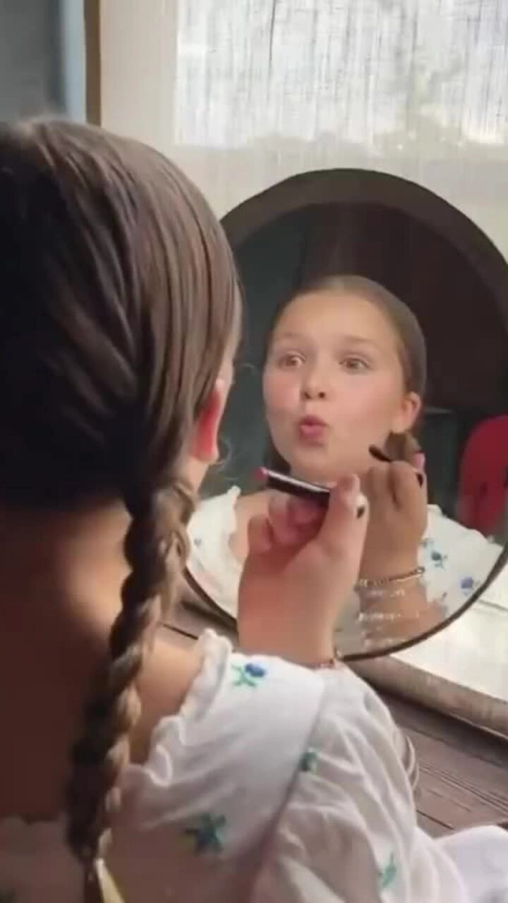 Harper Beckham tự trang điểm