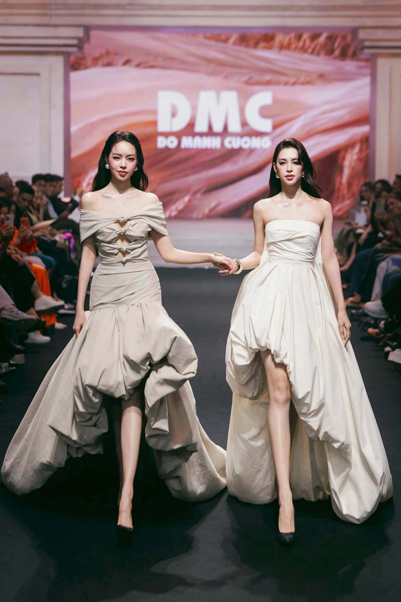 Thanh Thủy, Tiểu Vy catwalk đôi