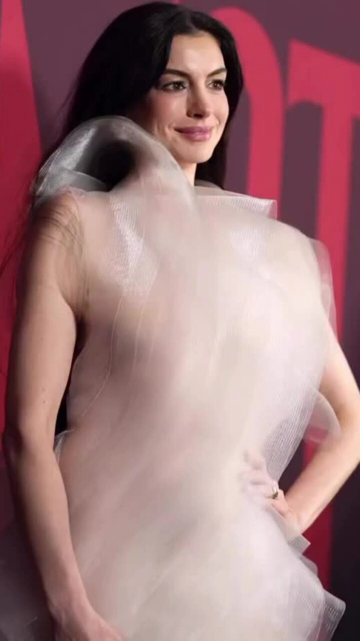 Anne Hathaway ở buổi ra mắt 'Mother Mary'