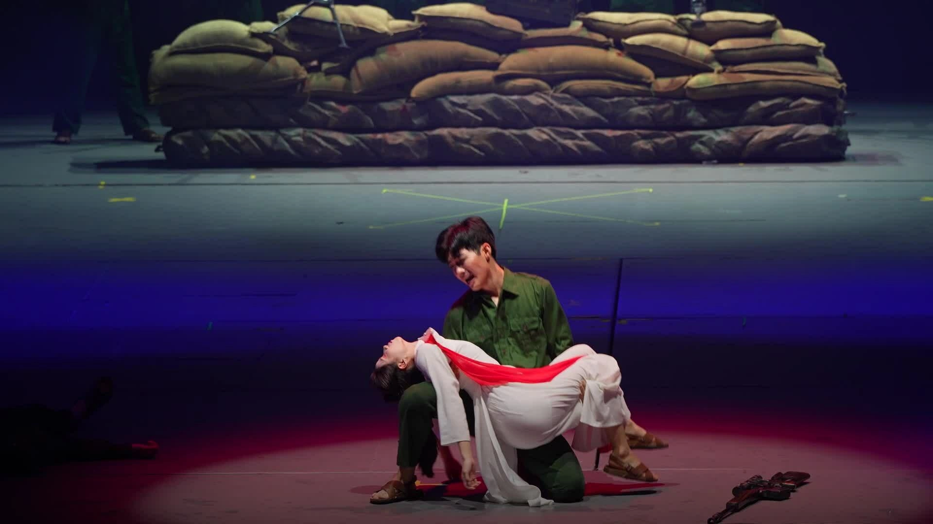 10.000 giờ tập luyện phía sau show 'Đất nước thiên hùng ca'