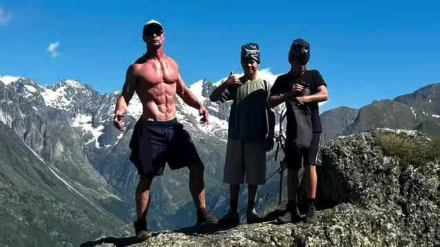 Chris Hemsworth đưa hai con trai leo núi ở Pháp