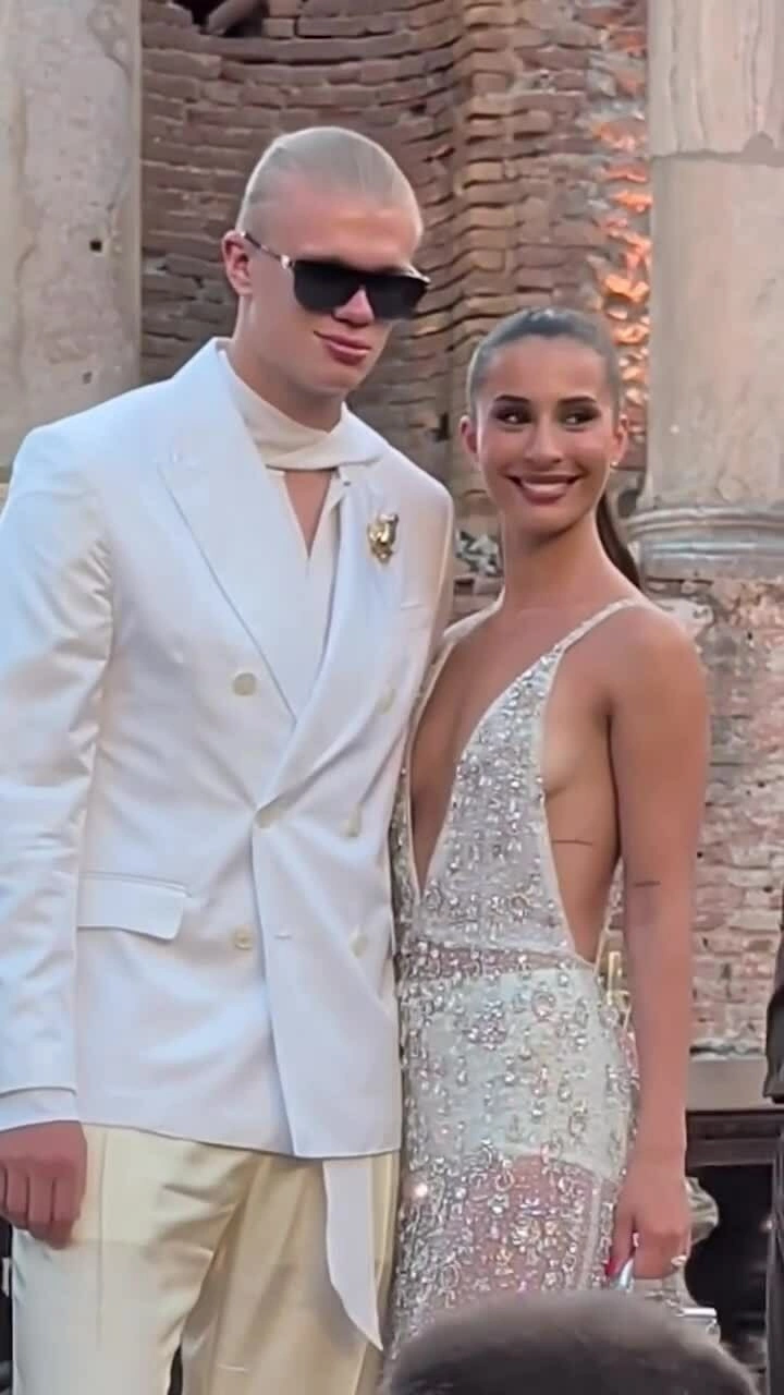 Erling Haaland sánh đôi bạn gái ở show Dolce & Gabbana