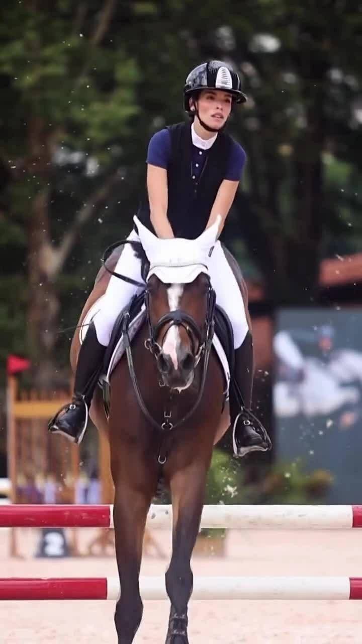 Carolina Dias cưỡi ngựa