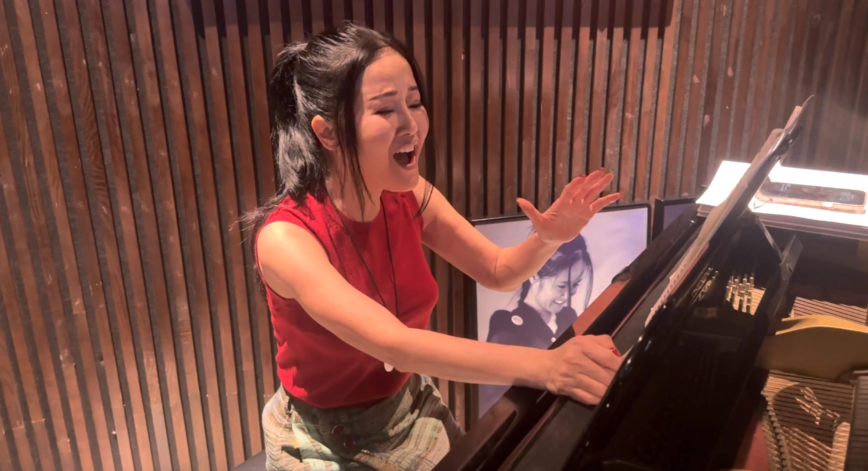 Hồng Nhung hé lộ ca khúc 'Hoa sữa' tự sáng tác