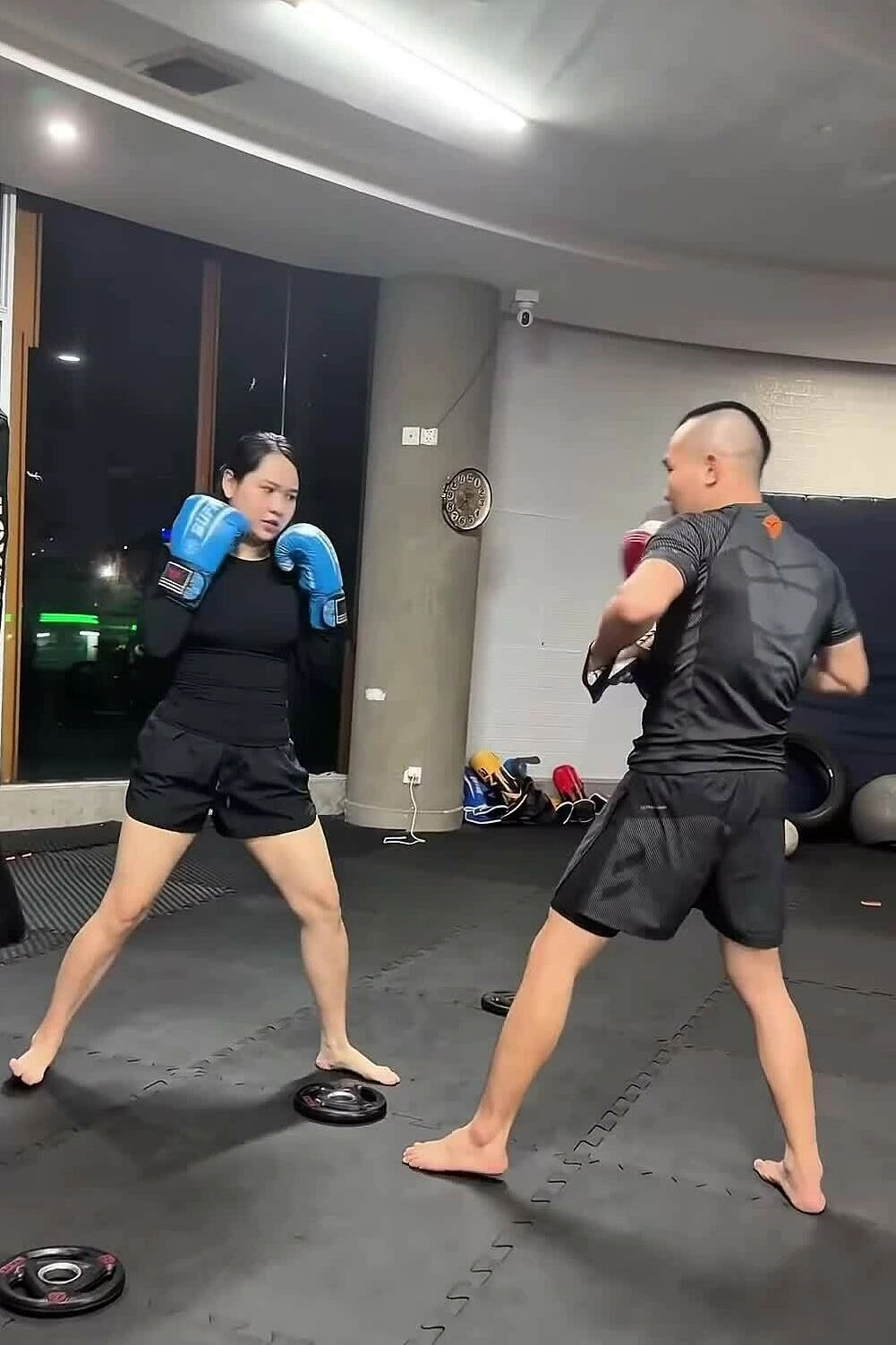 Trúc Anh tập boxing với huấn luyện viên