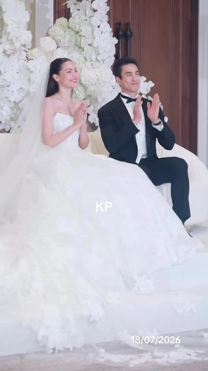 Đầm cưới cao cấp của Yaya Urassaya