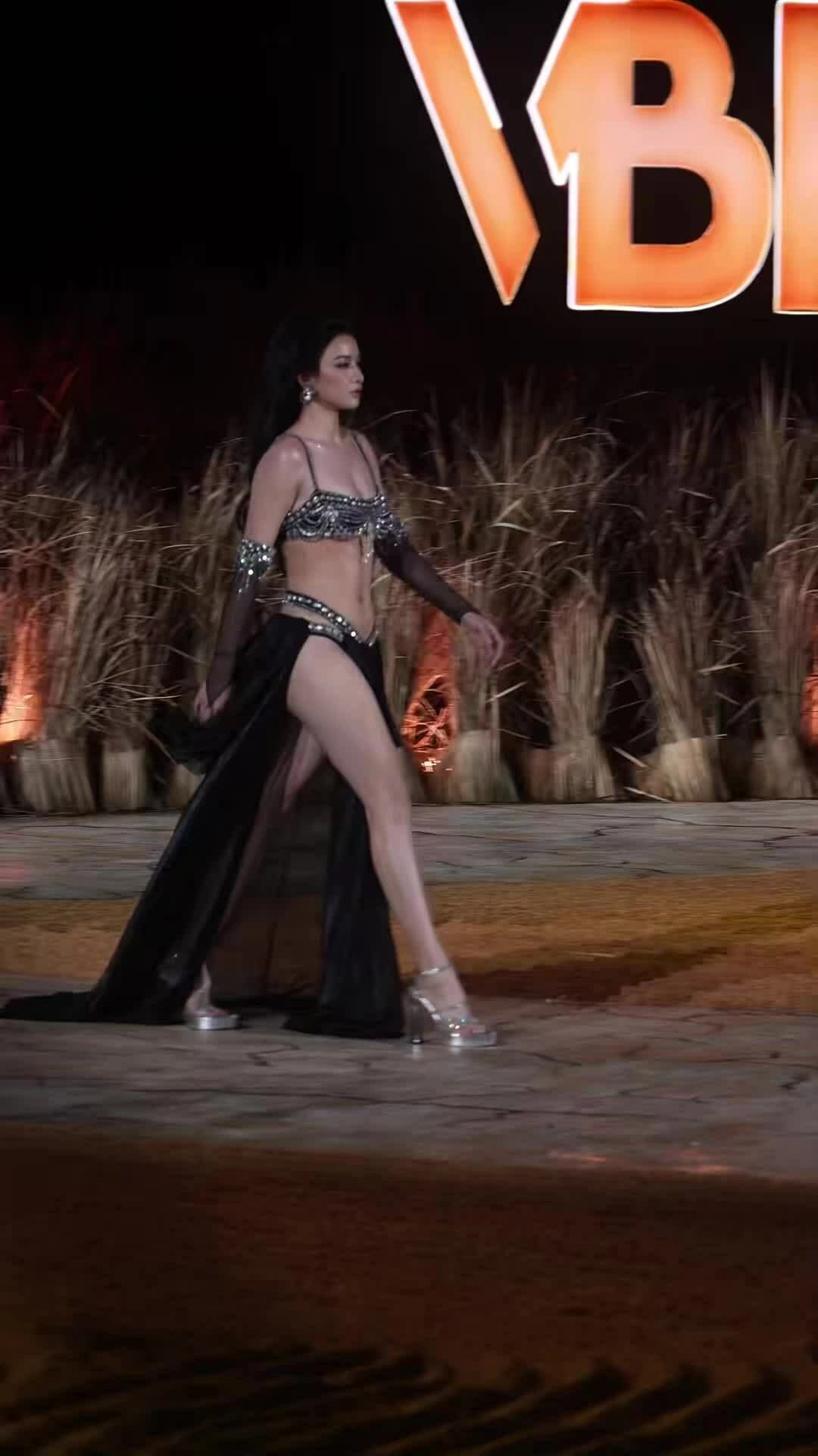 Người đẹp H'rê gây sốt khi catwalk