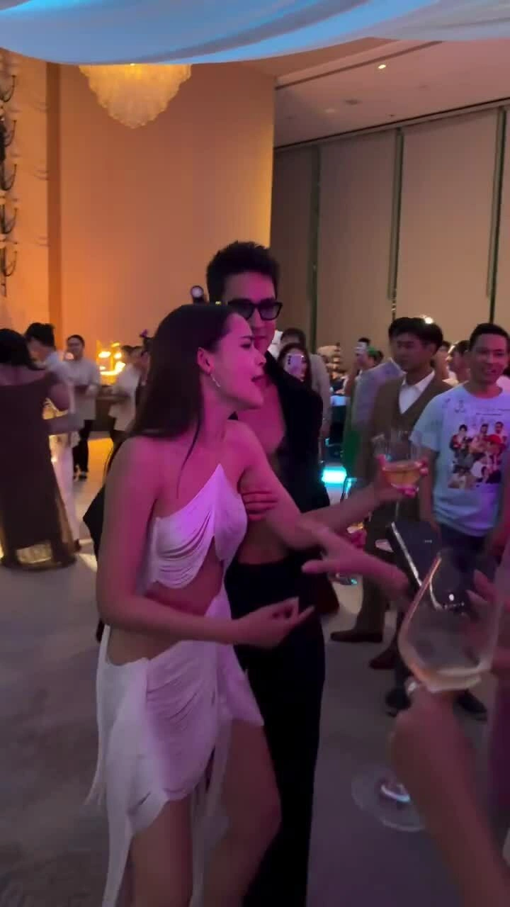 Yaya Urassaya diện gợi cảm ở cuối tiệc cưới