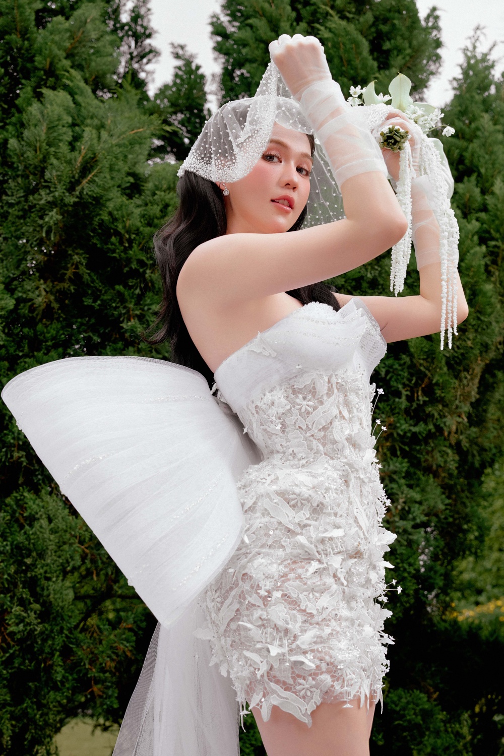 Ngọc Trinh tạo dáng với đầm cưới