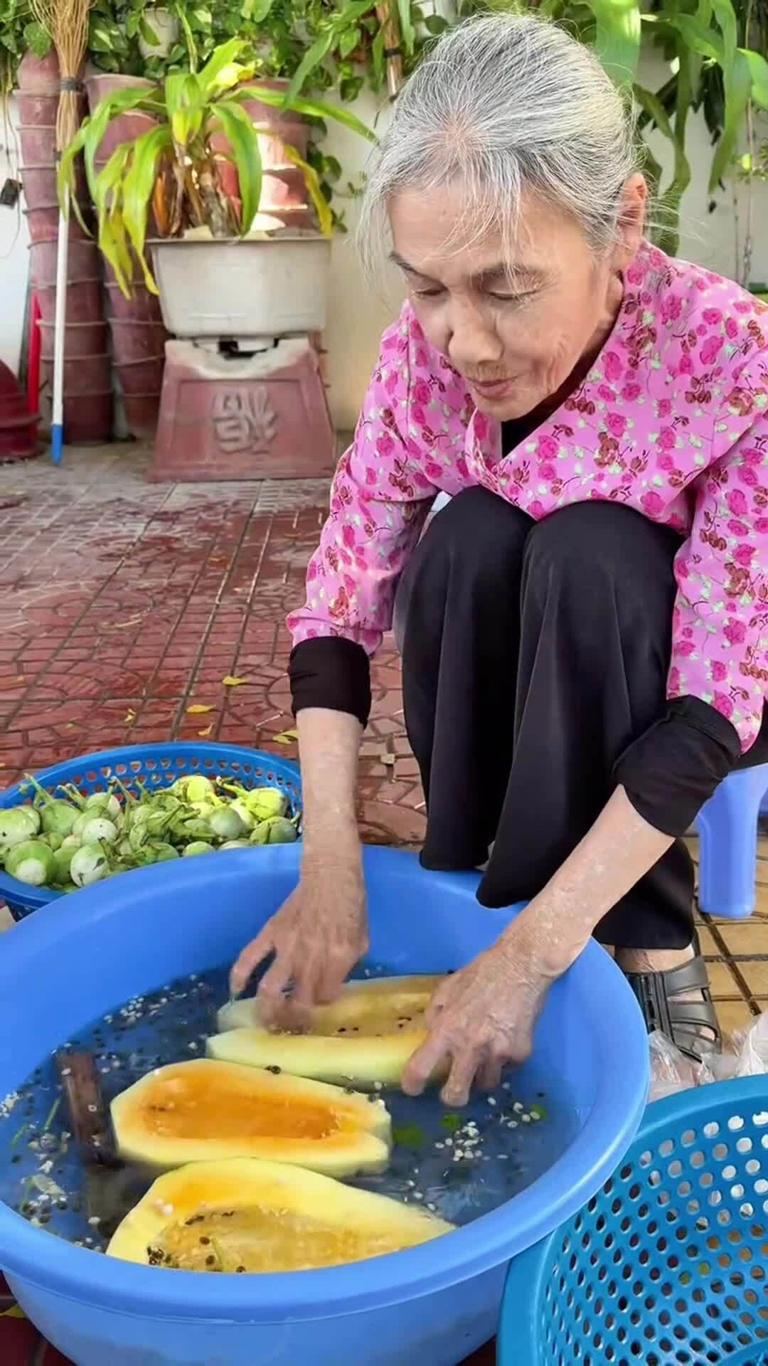 Nghệ sĩ Thanh Hiền làm món mắm cà