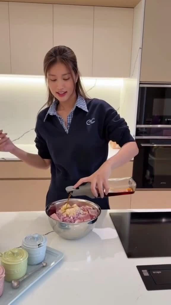 Đoàn Thiên Ân vào bếp
