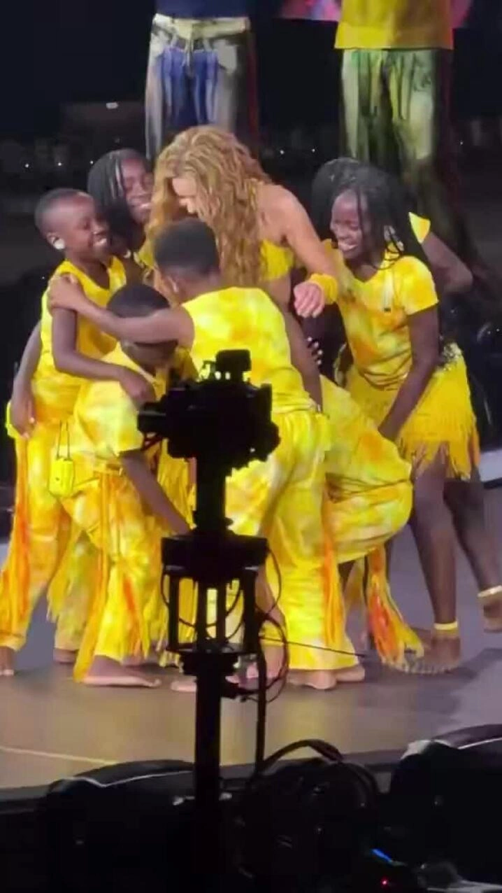 Nhóm vũ công nhí Ghetto Kids bế Shakira