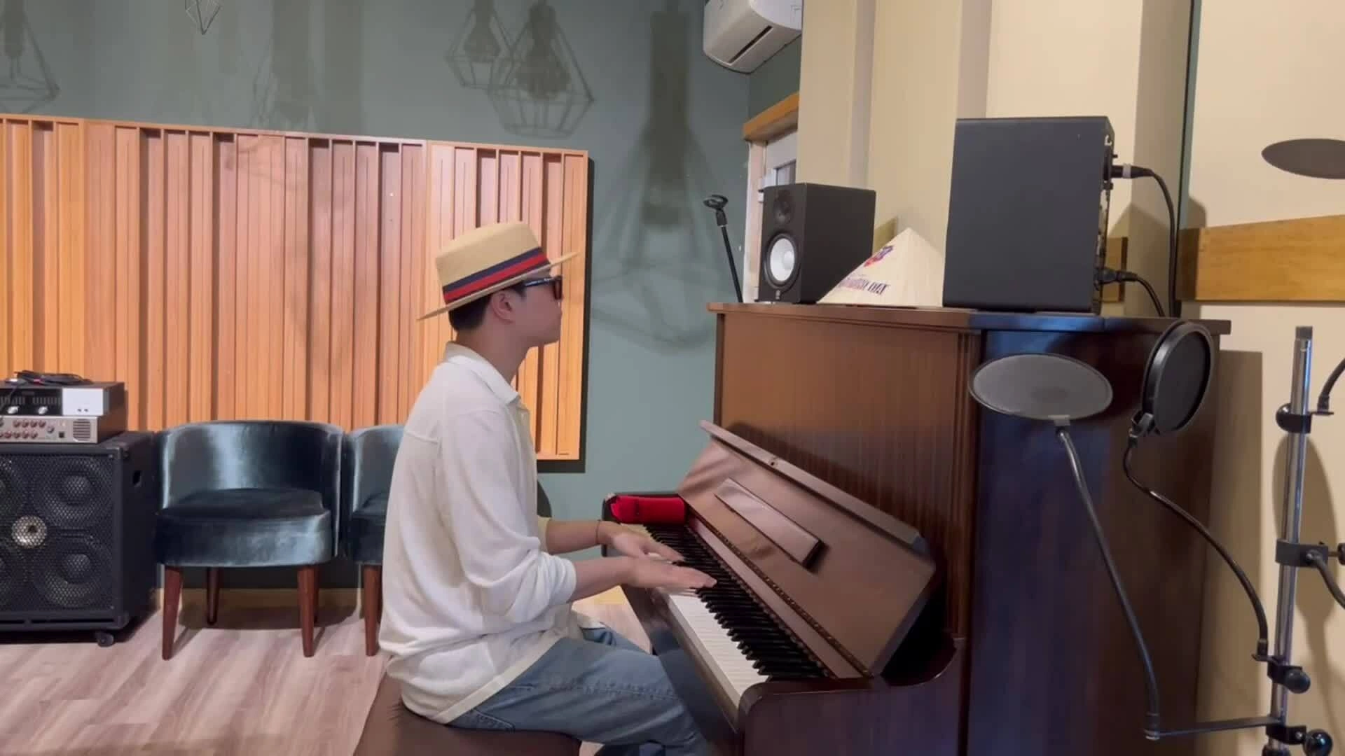 Trịnh Thăng Bình chơi piano trong phòng thu