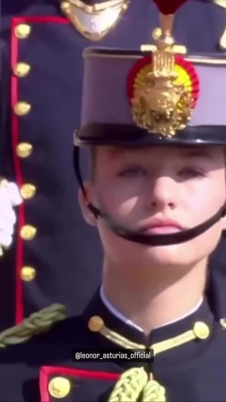 Công chúa Leonor tuyên thệ dưới quốc kỳ