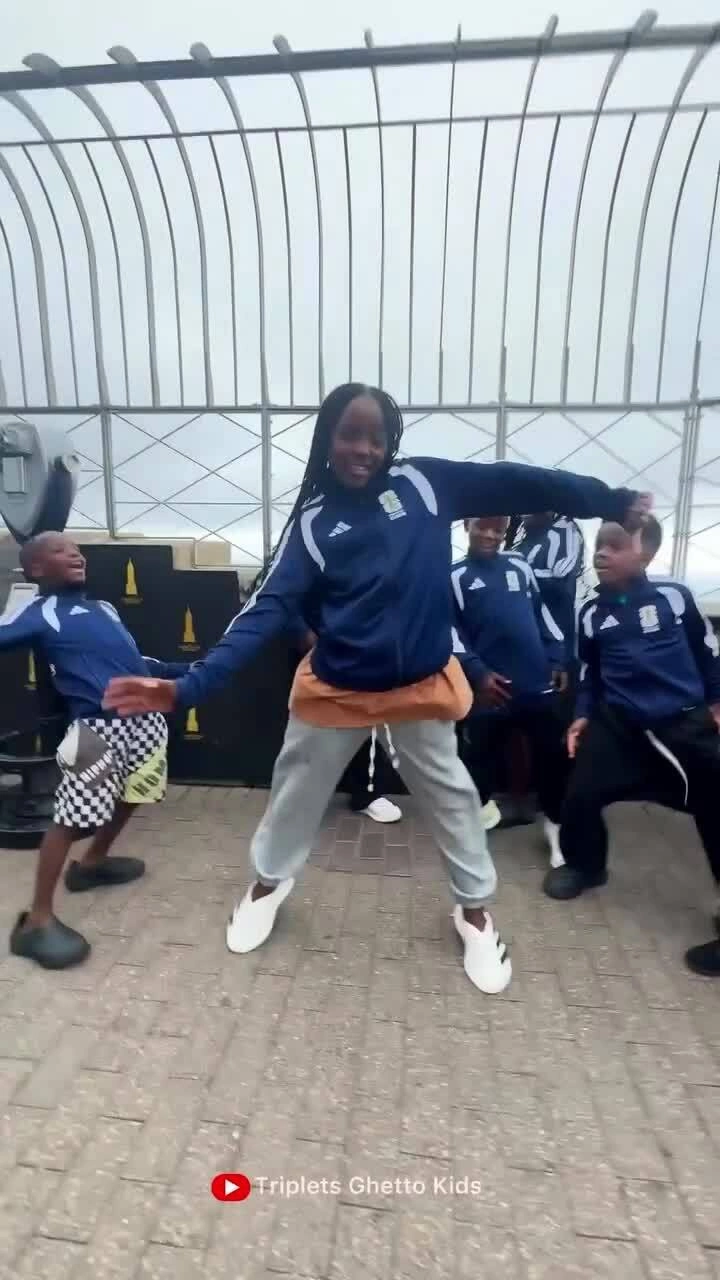 Ghetto Kids nhảy theo bản hit "Dai Dai" trên tòa Empire State
