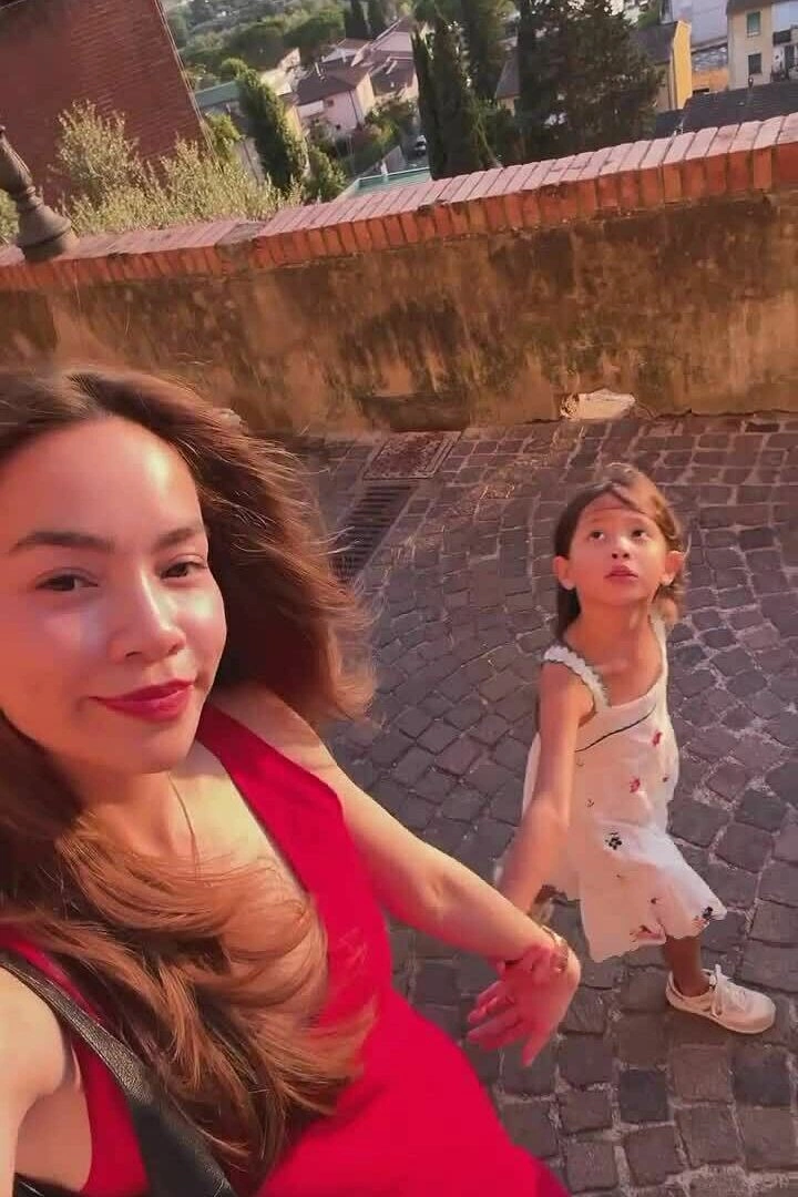 Hồ Ngọc Hà và con gái ngắm hoàng hôn ở Italy