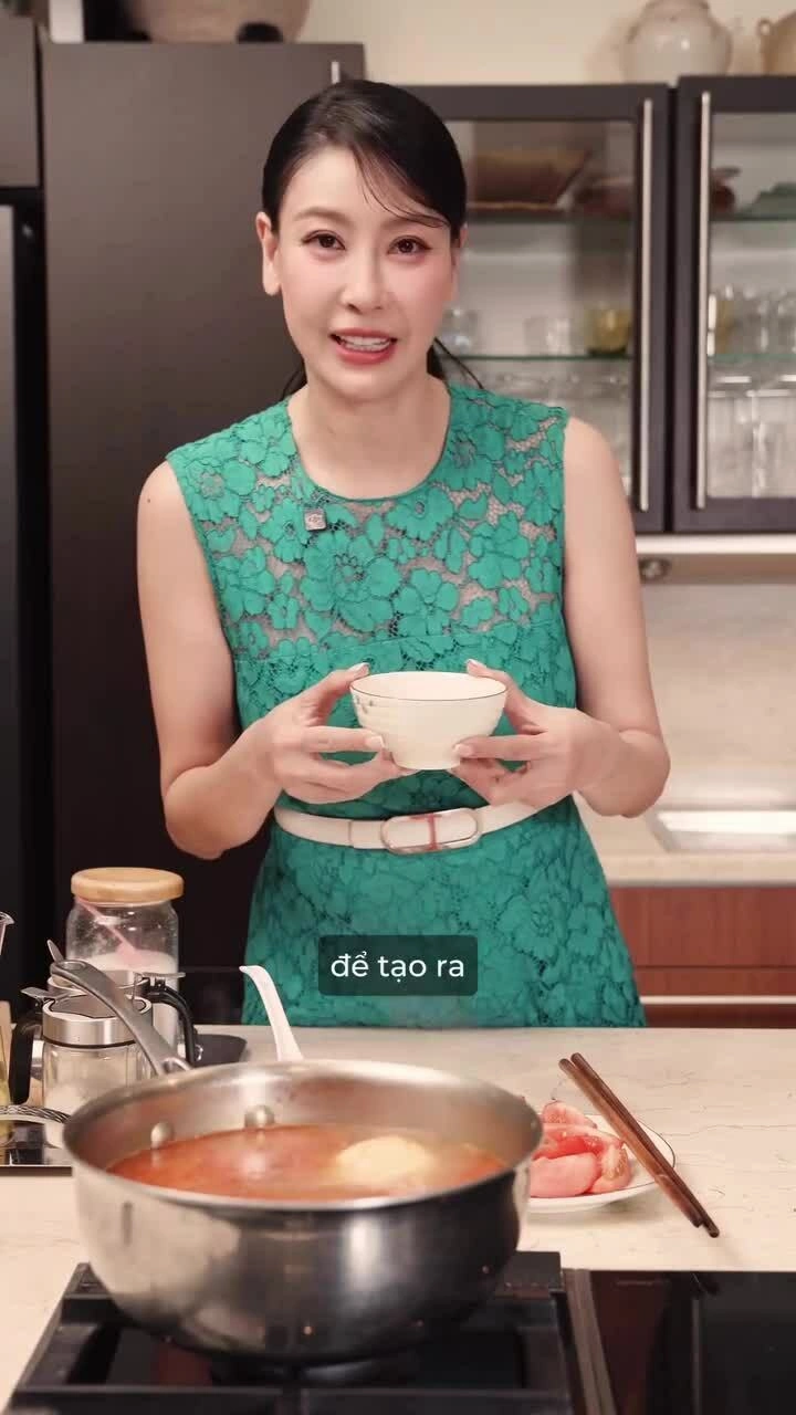 Hà Kiều Anh nấu món bún ốc