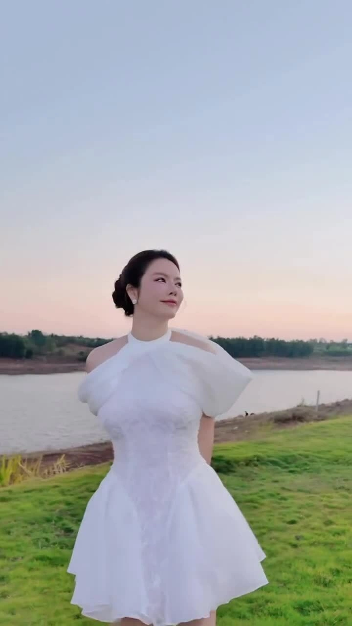 Lý Nhã Kỳ dạo chơi với váy xẻ vai