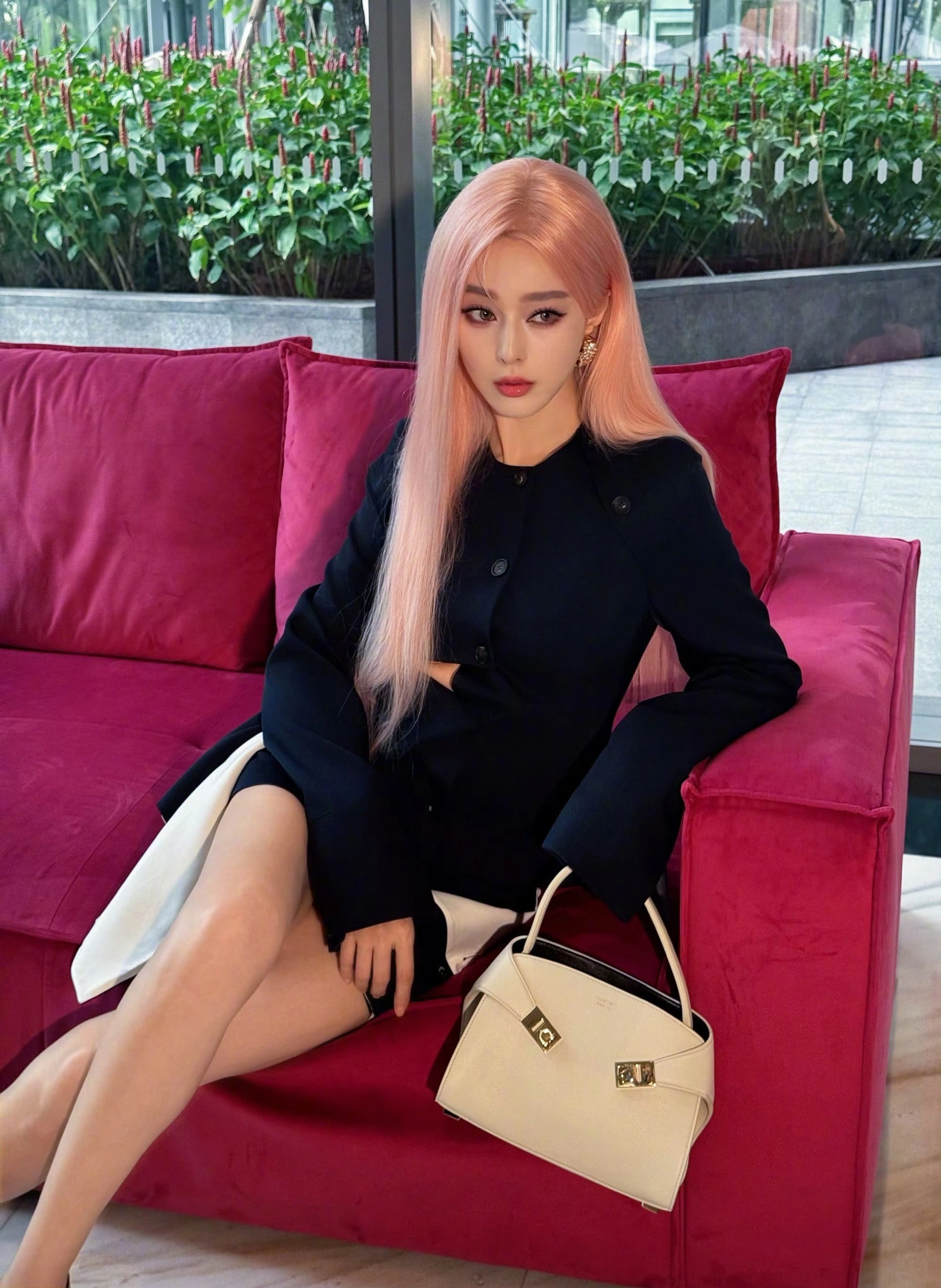 Phạm Băng Băng 'như búp bê' với tóc hồng
