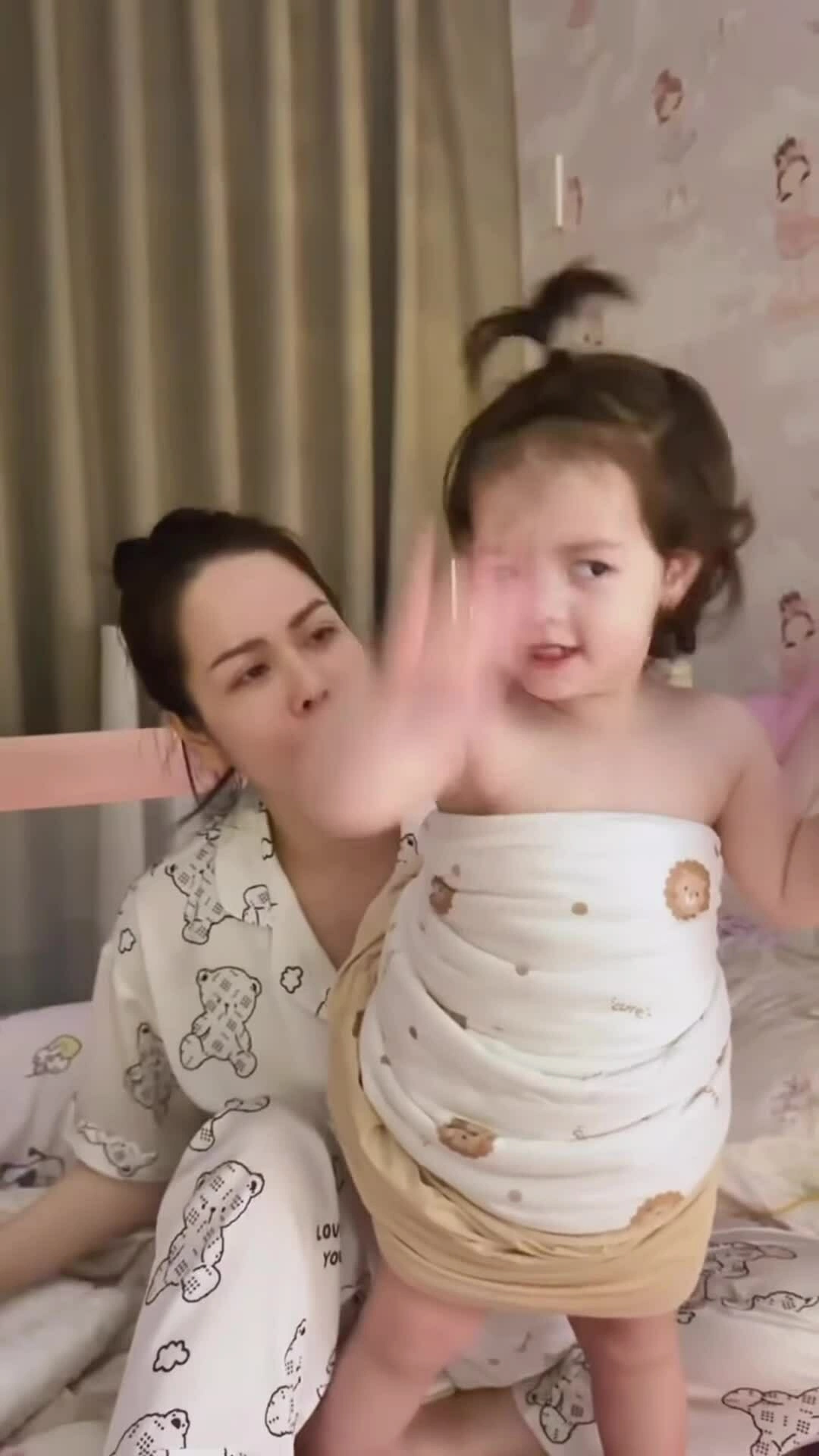 Nhật Kim Anh chơi đùa, quấn quýt bên con gái