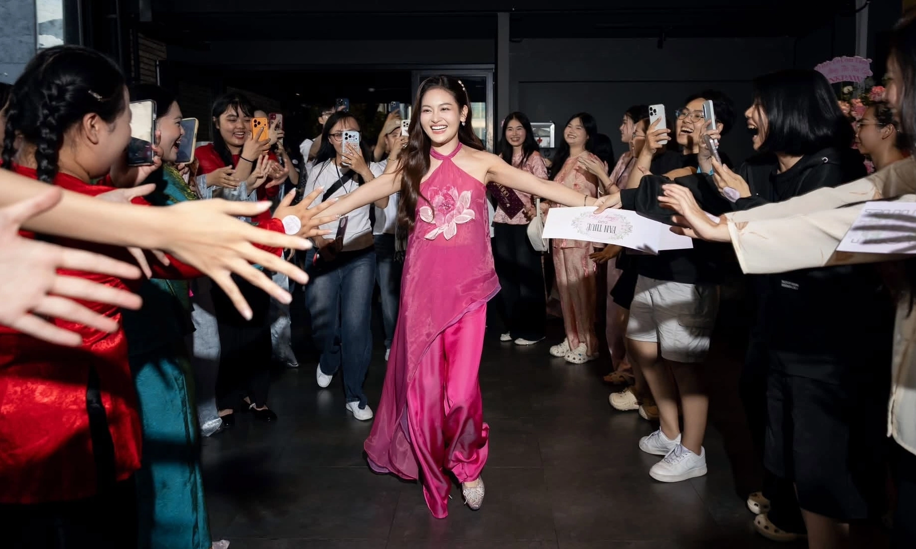 Thùy Anh giao lưu fan