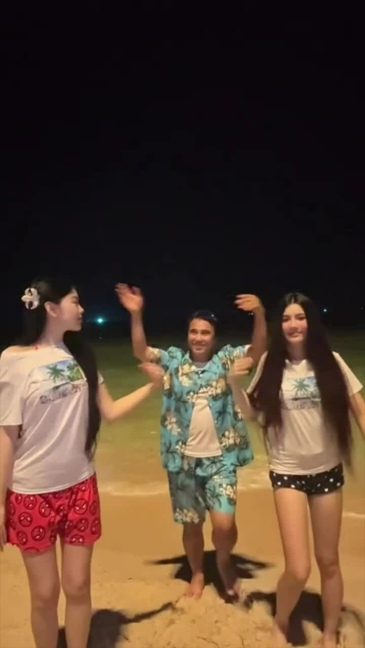Nghệ sĩ Quyền Linh hưởng ứng dance cover cùng hai con trên biển