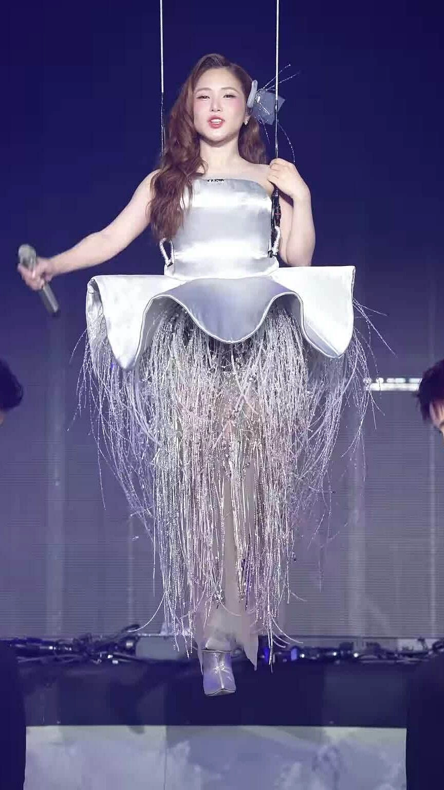 Hương Tràm hát 'Em gái mưa' trong concert