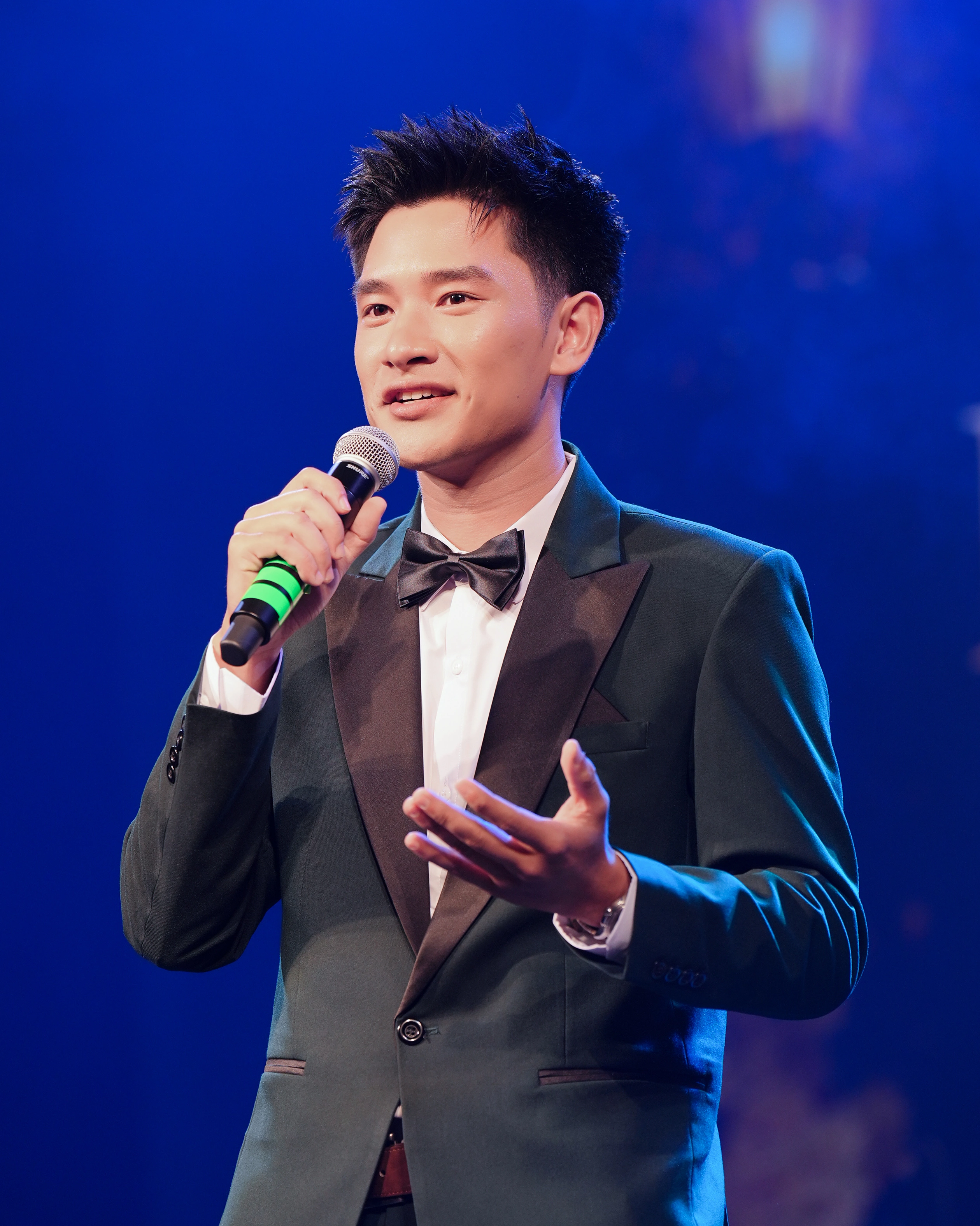 Minh Kiếm hát "Chân dưới chân mình"