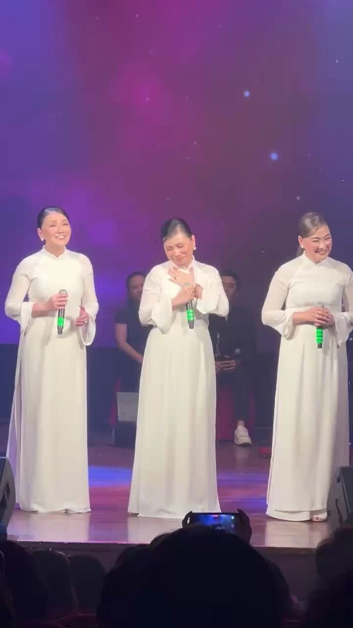 Tam ca Áo Trắng hát "Phố xa"