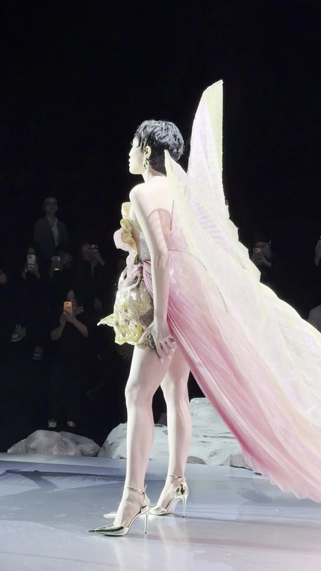 Kỳ Duyên catwalk ở show CTP No.3 của Chung Thanh Phong