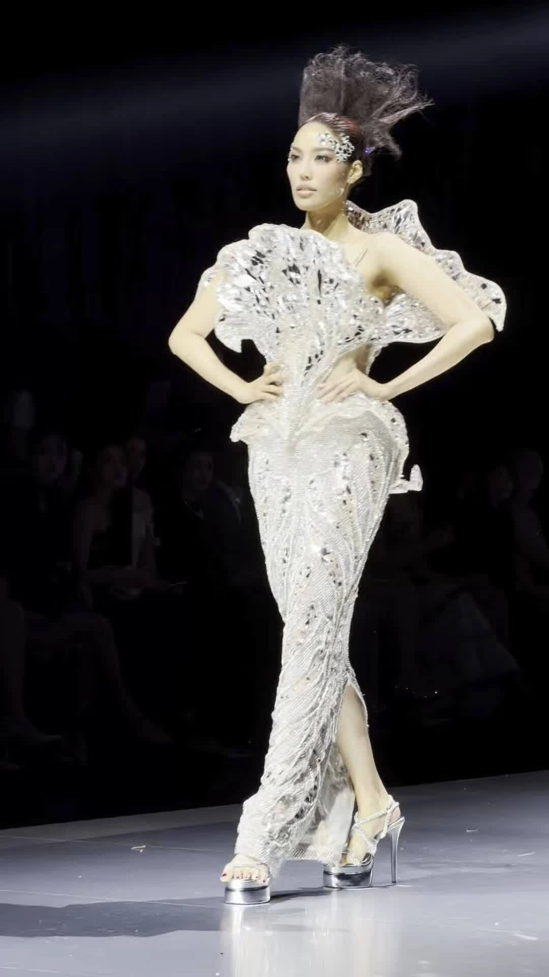 Lan Khuê catwalk ở show CTP No.3 của Chung Thanh Phong