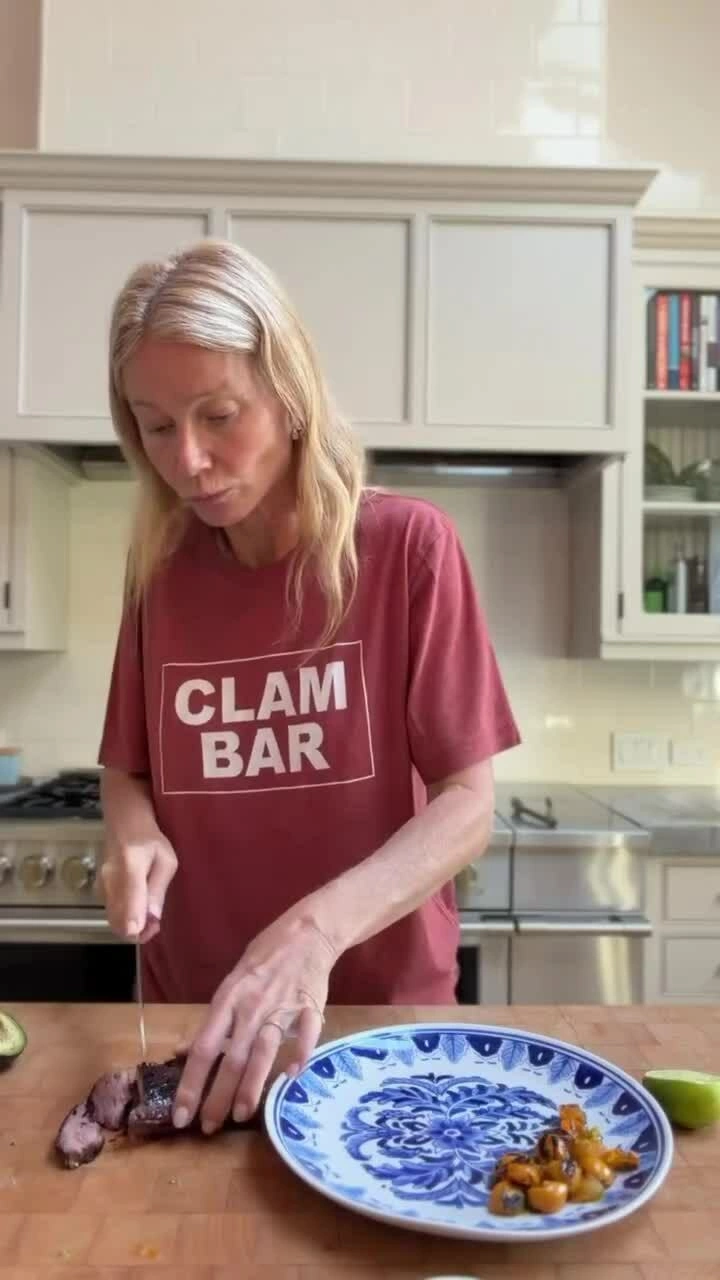 Gwyneth Paltrow làm bít tết kiểu Việt