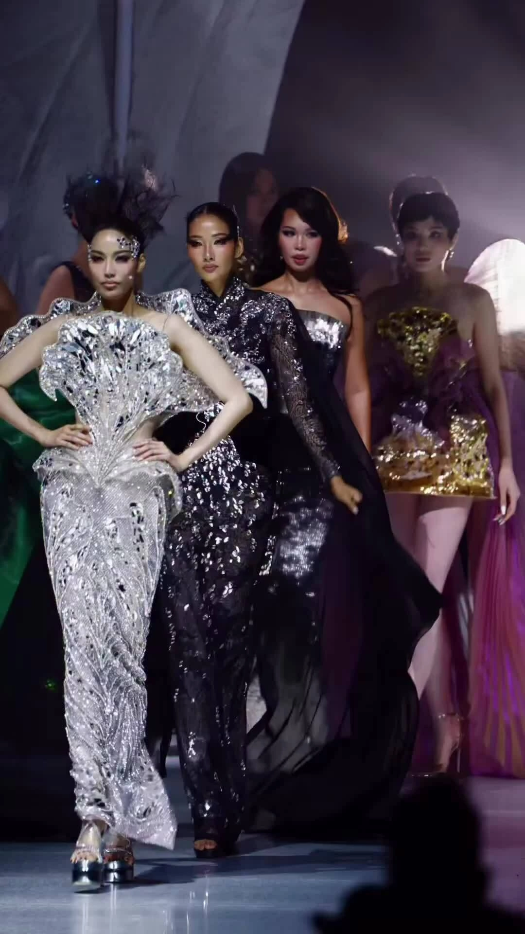 Chung Thanh Phong và dàn mẫu chào kết show