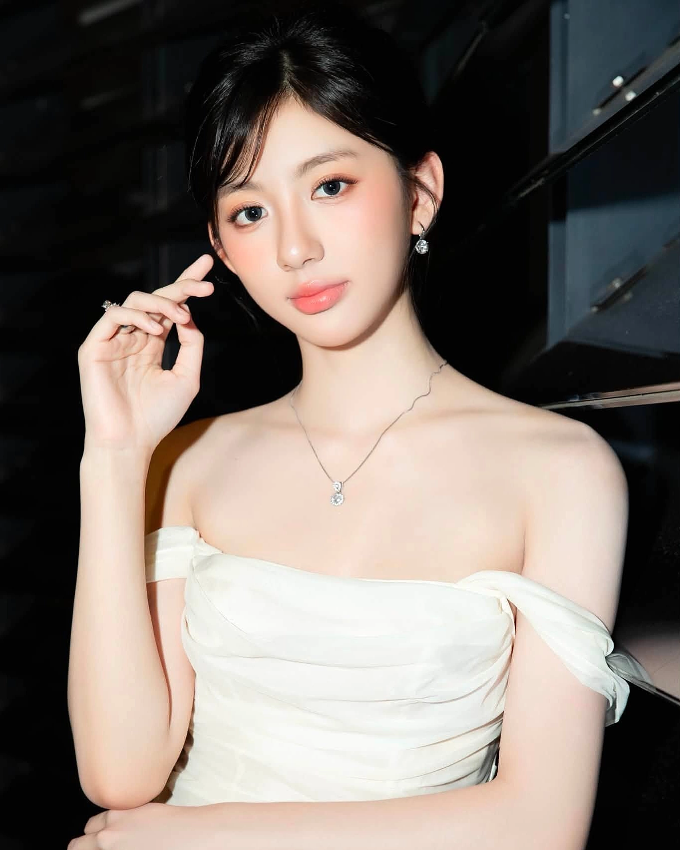 con gái Ngọc Diễm tạo dáng trên thảm đỏ