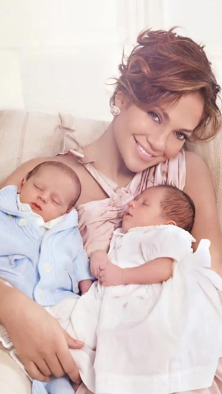 Dung mạo cặp sinh đôi nhà Jennifer Lopez từ nhỏ đến lớn