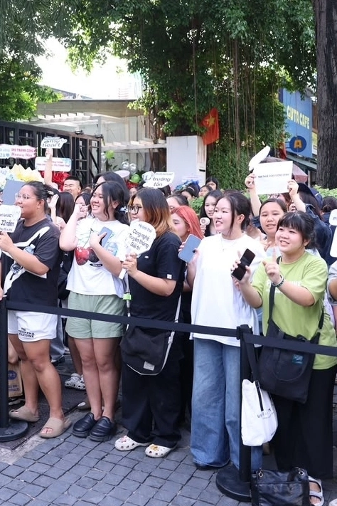 Fan xếp hàng chờ giao lưu sao 'Anh trai say hi'