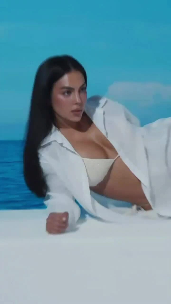 Hậu trường Georgina Rodriguez chụp ảnh làm người mẫu đồ bơi