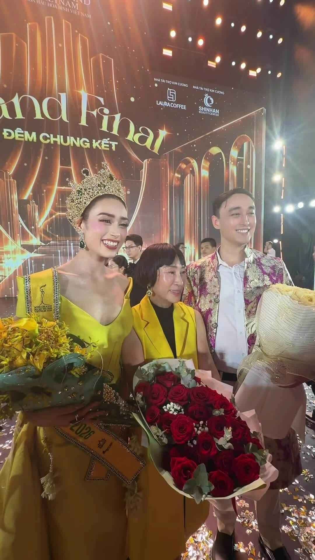Hoa hậu Emoura Phạm bên mẹ và anh trai tại chung kết Miss Grand Vietnam