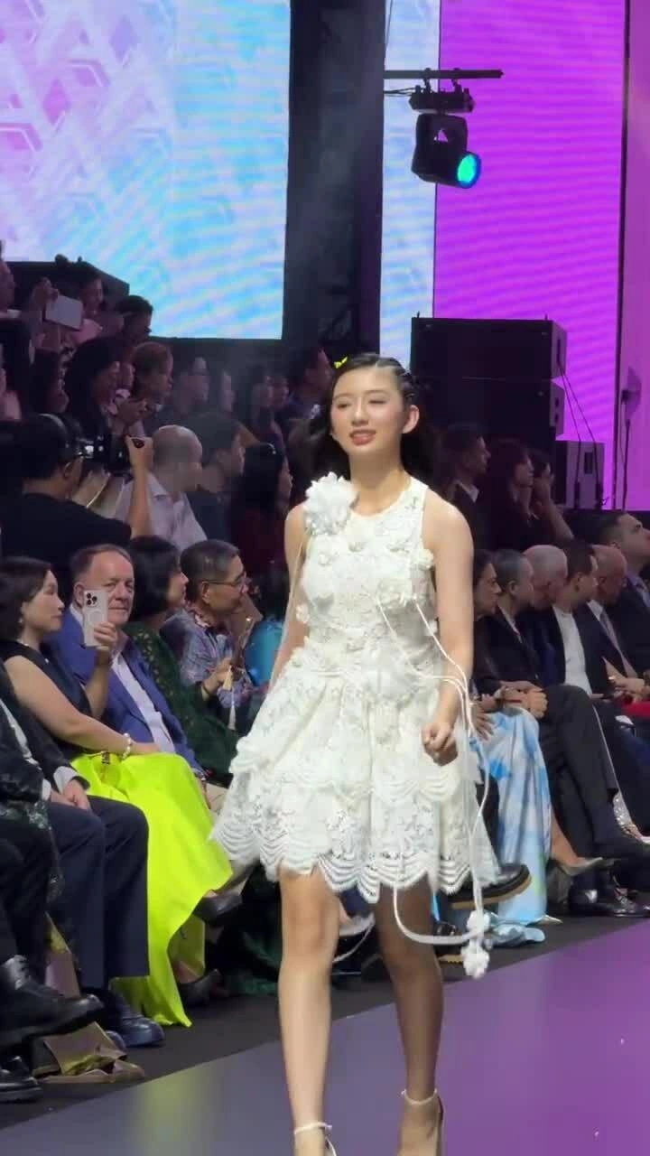 Nam Phương catwalk