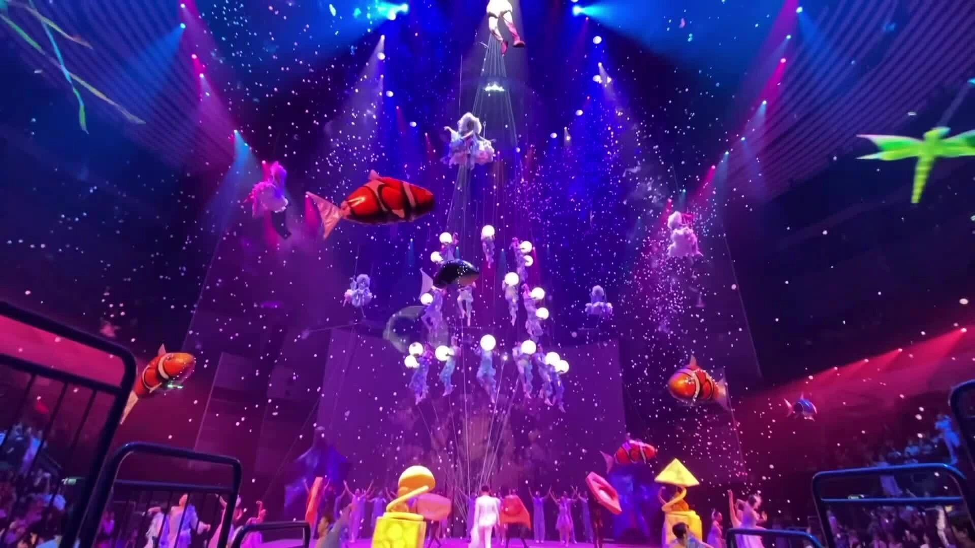 Phân cảnh cuối vở Mơ Show, khi các nhân vật bay lên giữa ngân
hà
