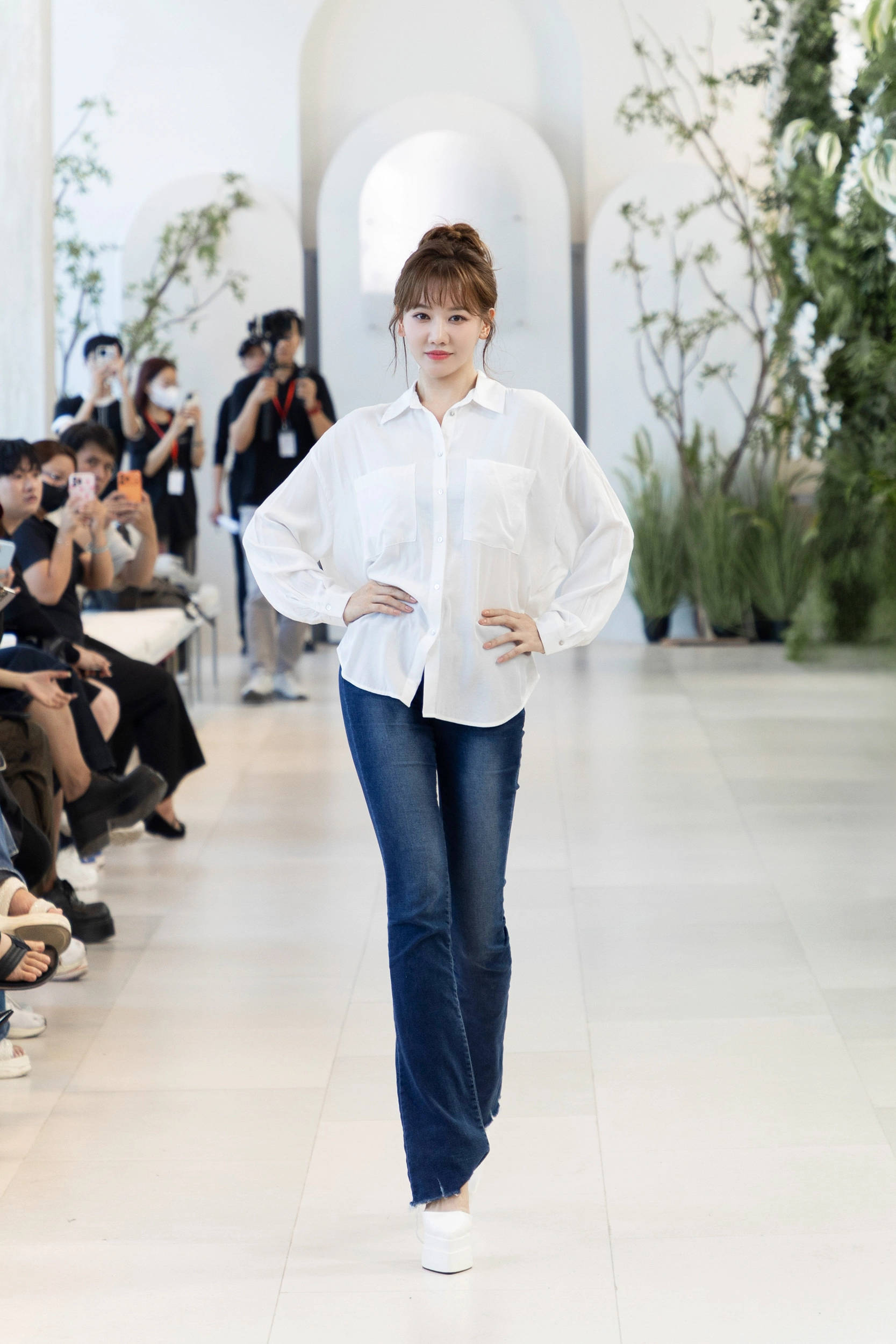 Hari Won tập catwalk cho show diễn của Đỗ Long